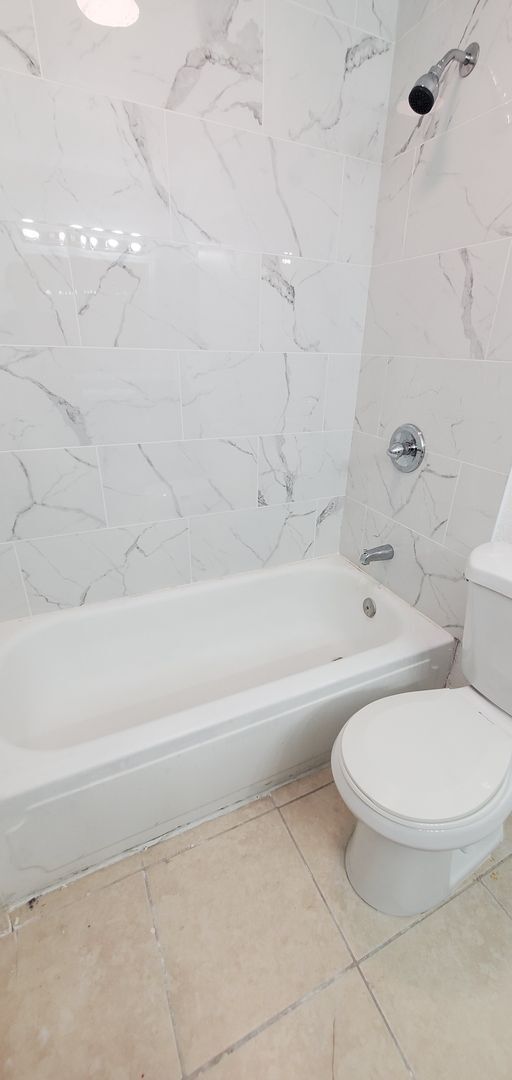 Building Photo - Spacious one bedroom near The Mall of Mill...