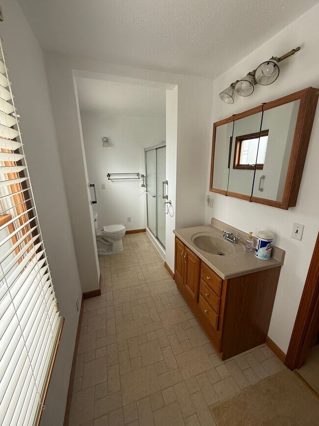 Building Photo - 3 Bed 1 Bath
