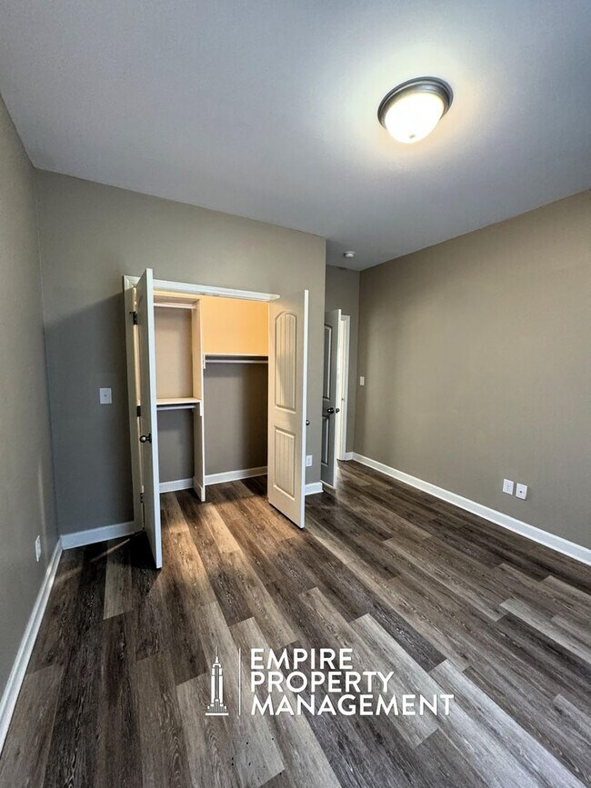 Building Photo - 216 Fern Bank Dr