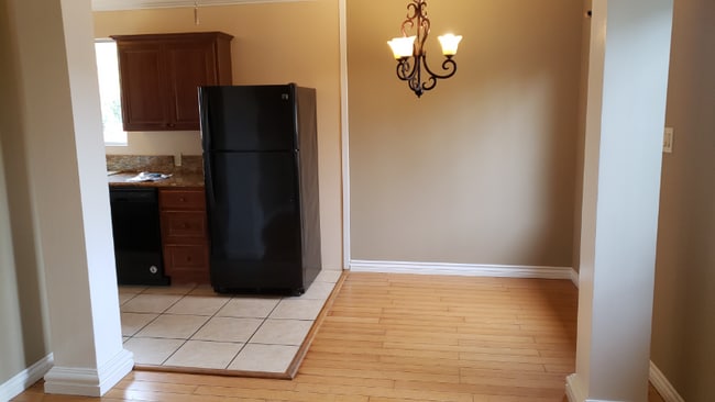 Building Photo - 1435 S Sierra Bonita Ave