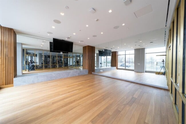 Building Photo - 75 Park Ln S