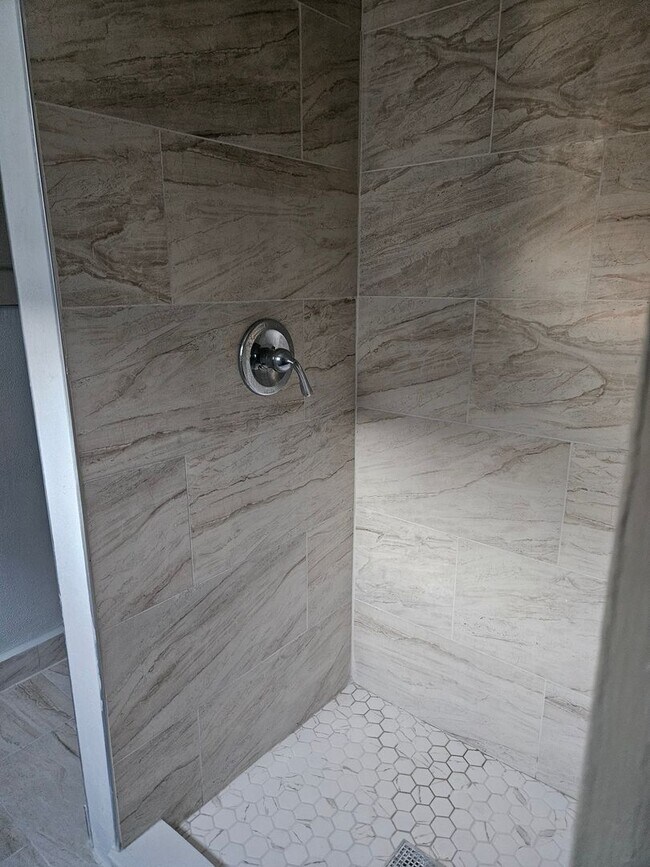 Building Photo - (FIRST MONTH FREE RENT) 1 BEDROOM 1 BATH  LOCATED IN DAYTONA BEACH