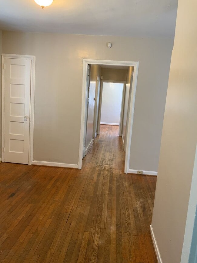 Building Photo - Great location