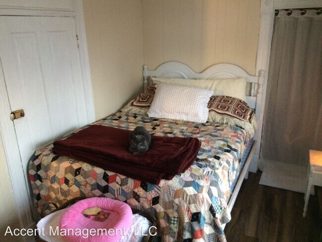 Building Photo - 305 N Pinckney St