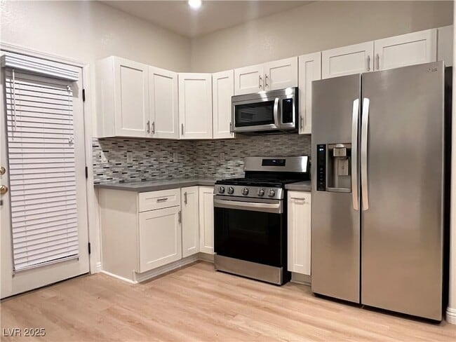 Building Photo - 10524 Isola Bella St