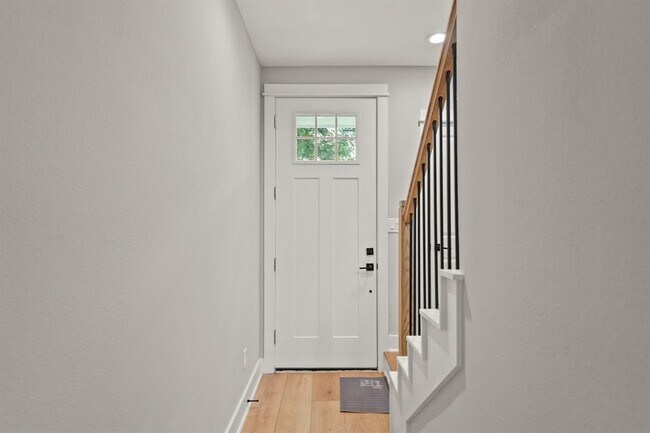 Building Photo - 823 Woodcrest Dr