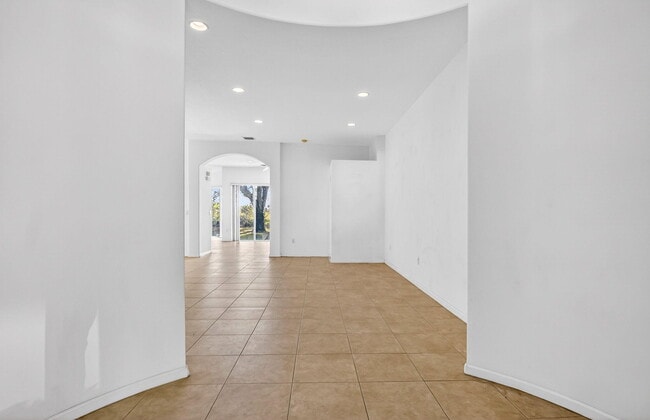 Building Photo - 2431 Westmont Dr