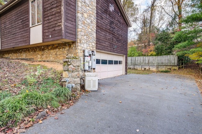 Building Photo - Large home in a beautiful setting close to all JC amenities