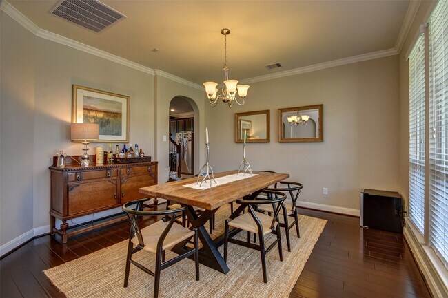 Building Photo - 25710 Oakwood Knoll Dr