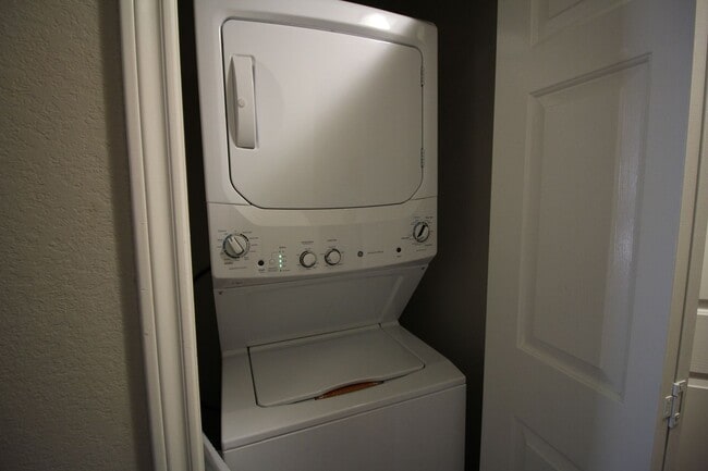 Building Photo - Condo WALKING DISTANCE TO TECH! Pre-leasin...