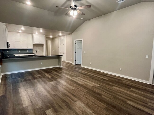Building Photo - Beautiful 2 Bed 2 Bath! $500 Off First Full Month!!