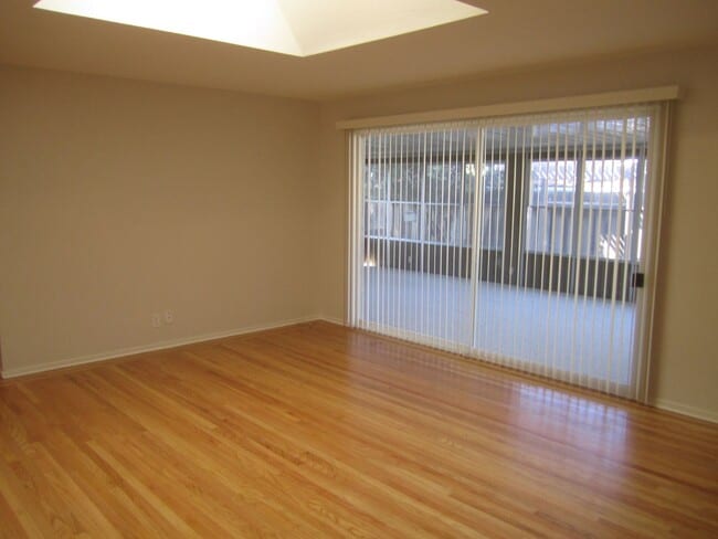 Building Photo - SPACIOUS 3BED, 2 BATH IN EXCELLENT SANTA C...
