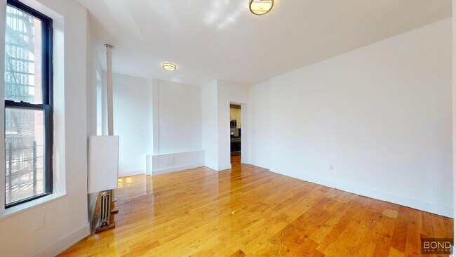 Building Photo - 17 W 125th St