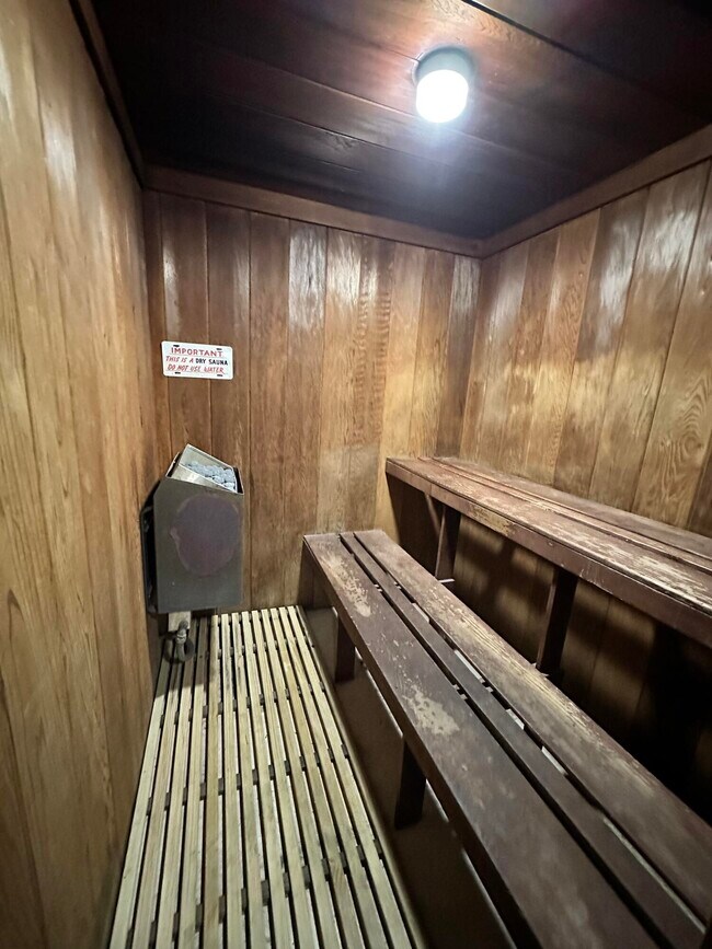 Building Photo - 600 Village Green Ct