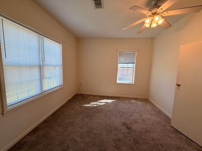 Building Photo - Come look at this 3-bedroom 1-bathroom home