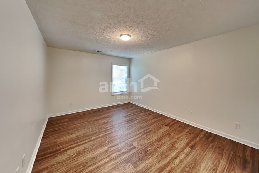 Building Photo - 205 Daventry Way