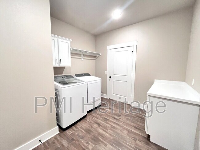 Building Photo - 557 Rossi St
