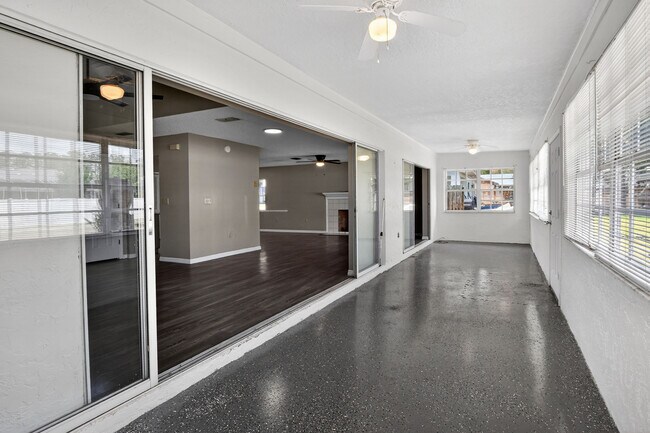 Building Photo - 802 Arietta Cir N