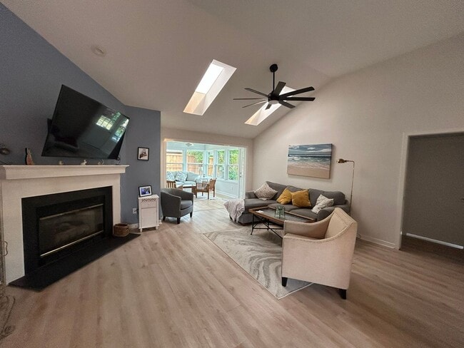 Building Photo - 6-month SUMMER rental within minutes of Wrightsville Beach!