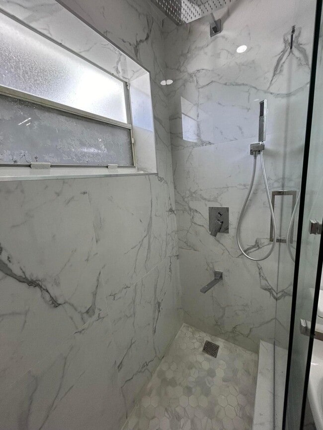 Building Photo - 4350 SW 62nd Ave