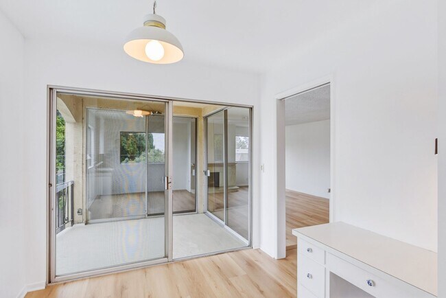 Building Photo - HUGE TOP FLOOR 2 BED 2 BATH IN PRIME SANTA MONICA! -FIREPLACE, BALCONY & GARAGE PARKING SPACE