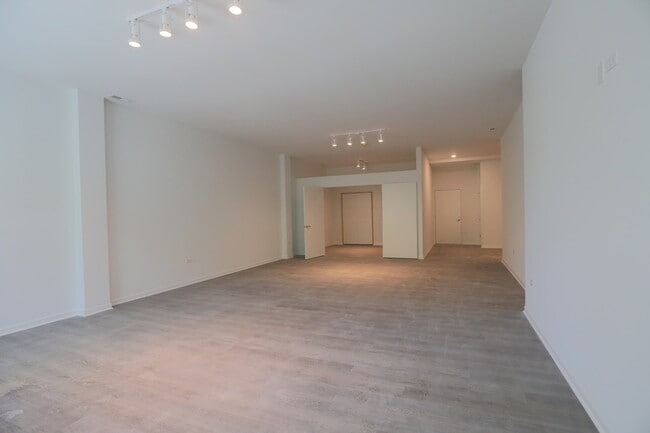 Primary Photo - 2550 S Wabash Ave