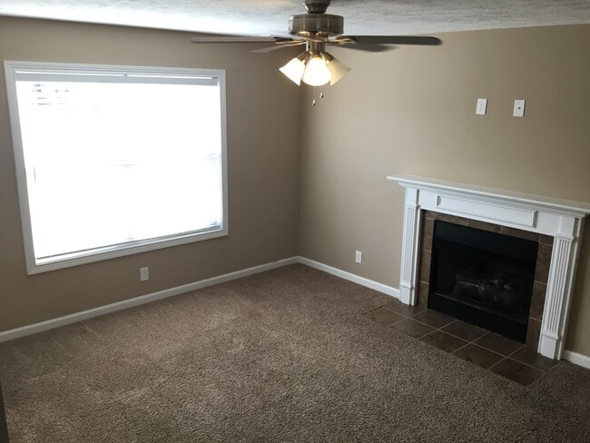 Building Photo - 3 Bedroom 2 1/2 Bath Pet Friendly Home For Rent!