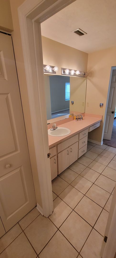 Building Photo - 3/2: Enjoy this nice spacious home in Sunrise.