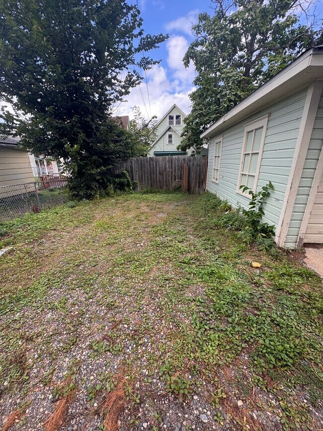 Building Photo - 894 Beech St