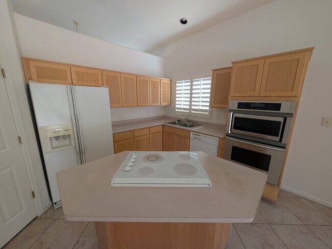 Building Photo - Pointe Tapatio 3br with garage