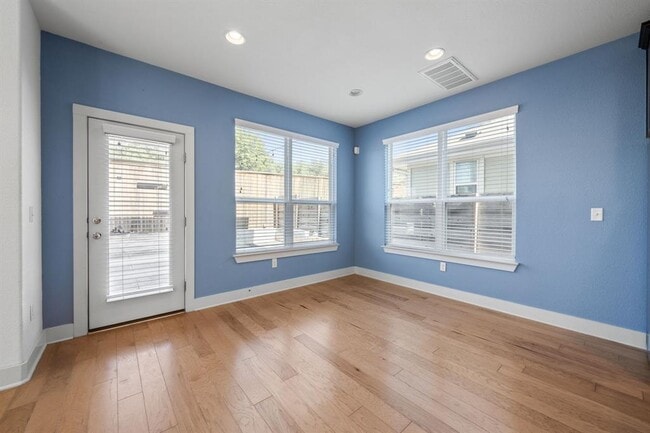 Building Photo - 1406 Casa Dr