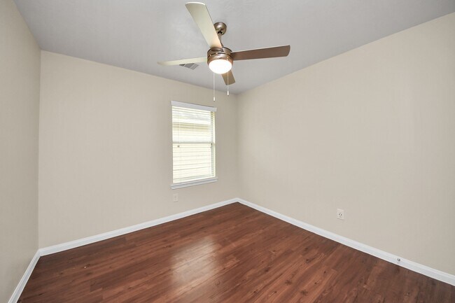 Building Photo - 819 Sun Prairie Dr