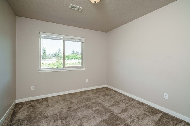 Building Photo - Easy I-205 Access - 3 Bedroom 2.5 Bath Townhouse
