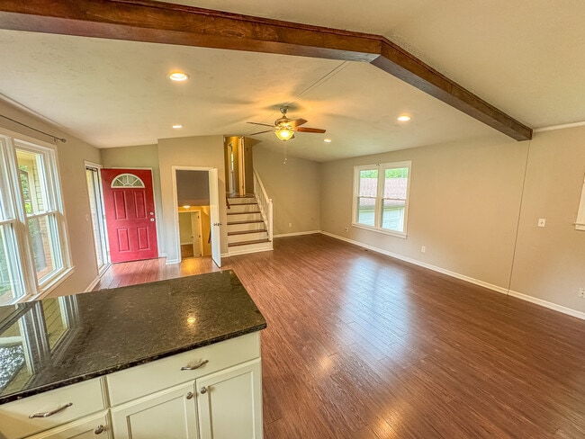 Building Photo - 404 McElhaney Rd