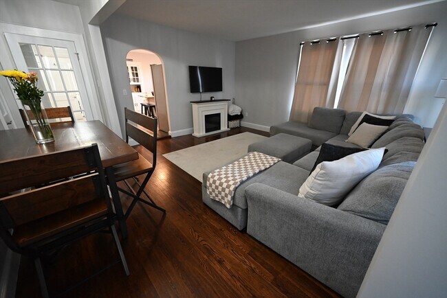 Building Photo - 375 E Merrimack St