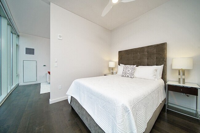 Building Photo - Stunning 505 Condo!