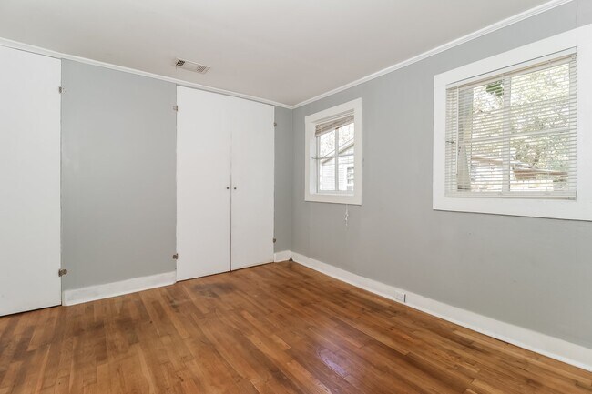 Building Photo - 1318 E Woodruff Ave