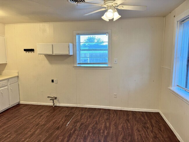 Building Photo - Affordable 2 Bed 1 Bath In Wendover Hills