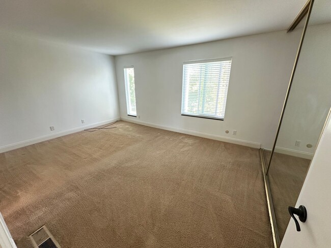 Building Photo - 3 Bed 1.5 Bath Townhome In Walnut Creek W/...