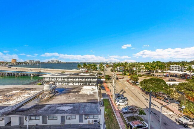 Building Photo - 2016 Bay Dr