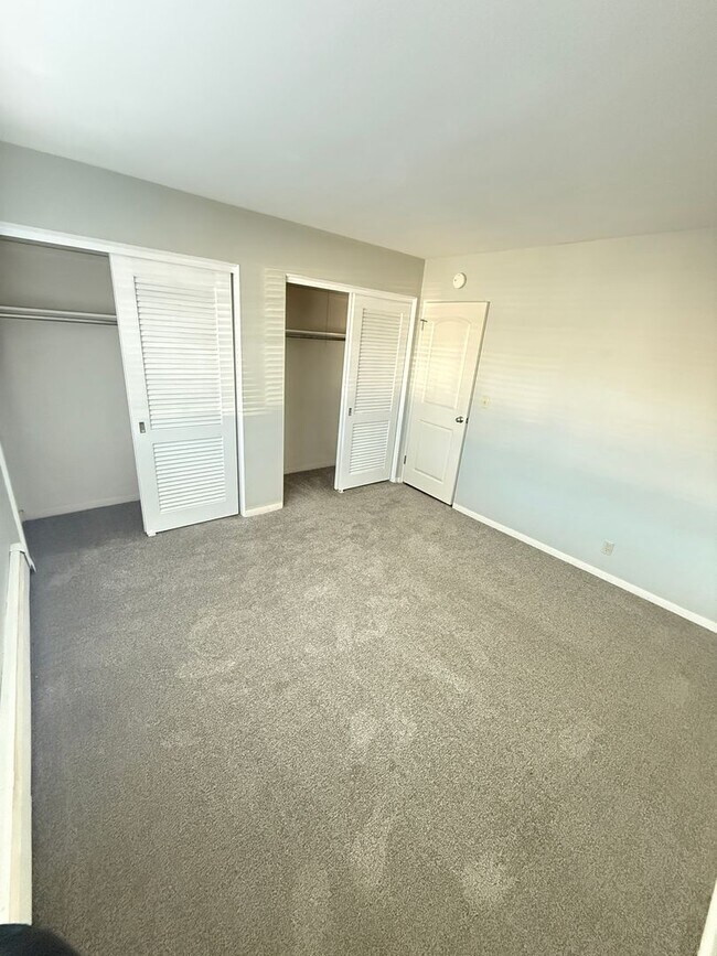 Building Photo - Beverly Manor 946