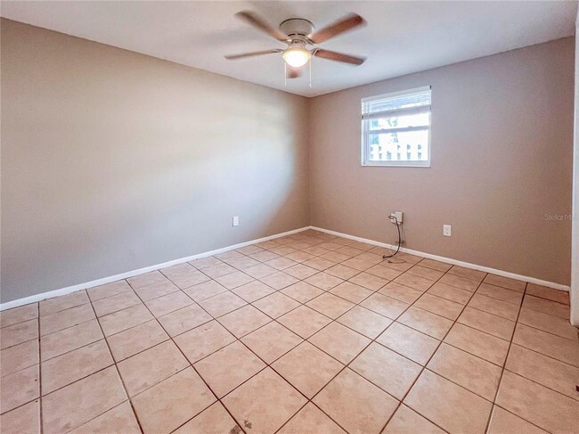 Building Photo - 5850 Colonial Dr