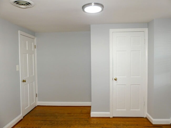 Building Photo - 903 Crestview Dr