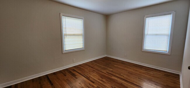Building Photo - 2 Bedroom 1.5 Bathroom Home in S. Land Park with Updated Kitchen