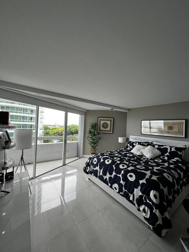 Building Photo - 1627 Brickell Ave