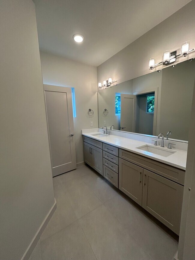 Building Photo - Amazing New Construction North Nashville!