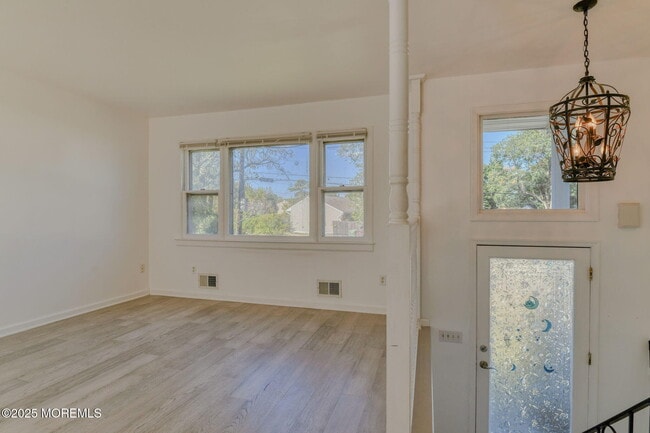 Building Photo - 204 Mill Creek Dr