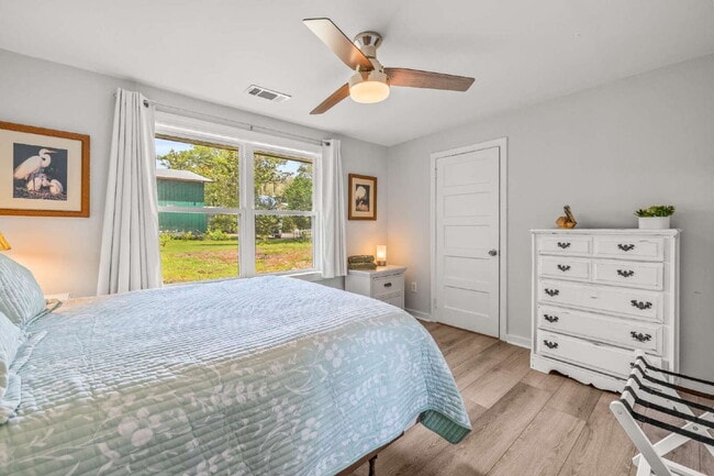Building Photo - "Charming 3-Bedroom, 2.5-Bath Home Now Ava...