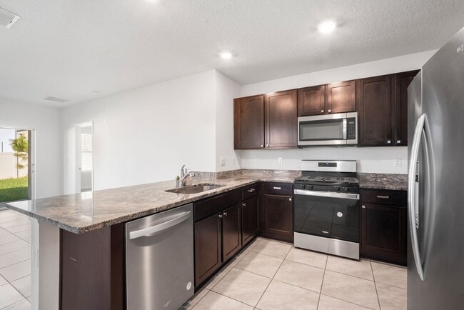 Building Photo - Charming 3/2 Home- Move In ready!