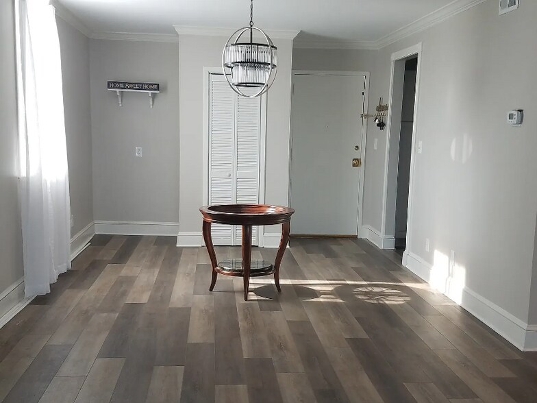 Building Photo - 619 King St